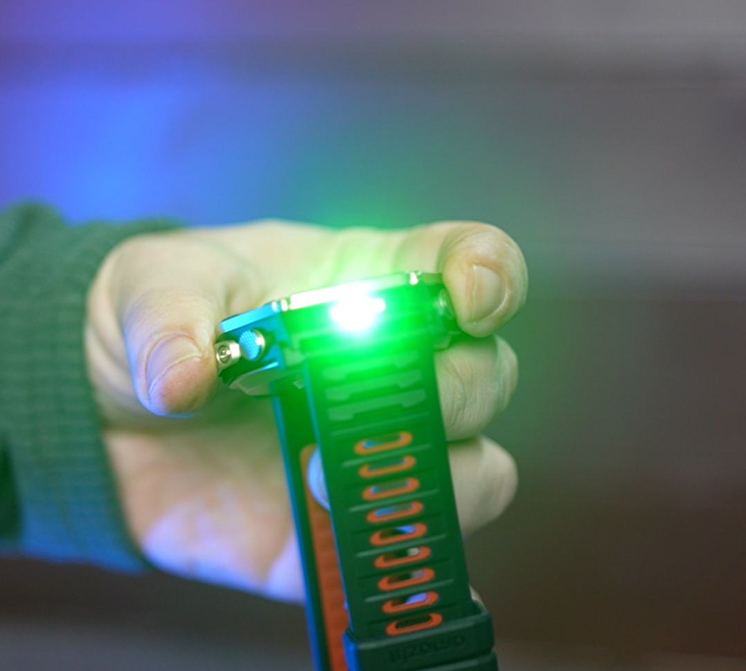 Фонарик в часах имеет белый и зеленый диоды