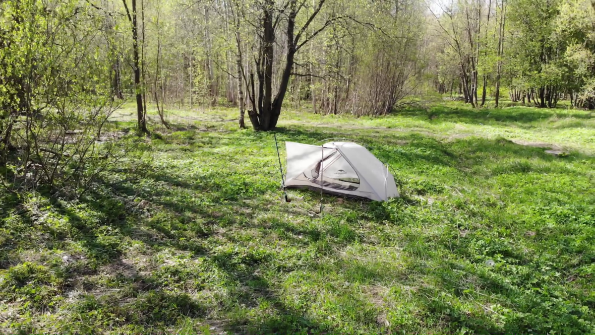 Вариант с установкой навеса на трекинговые палки