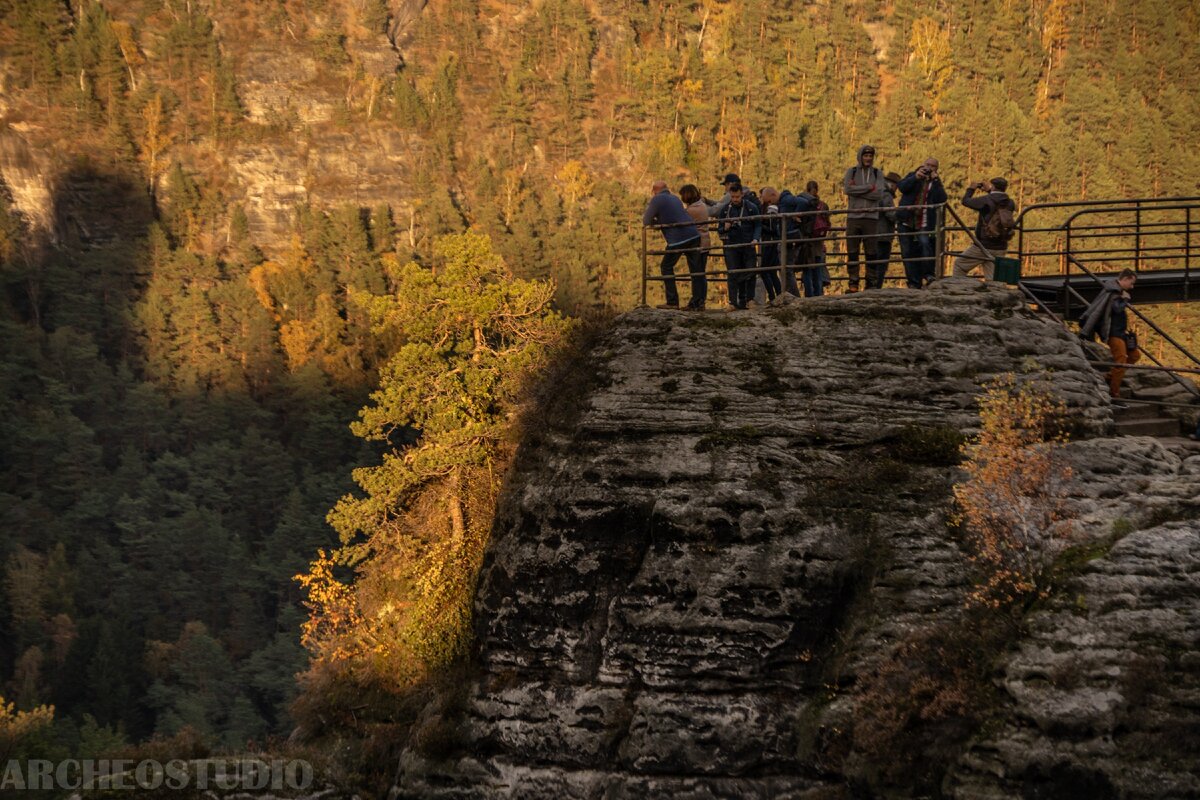 Туристы у моста Бастай