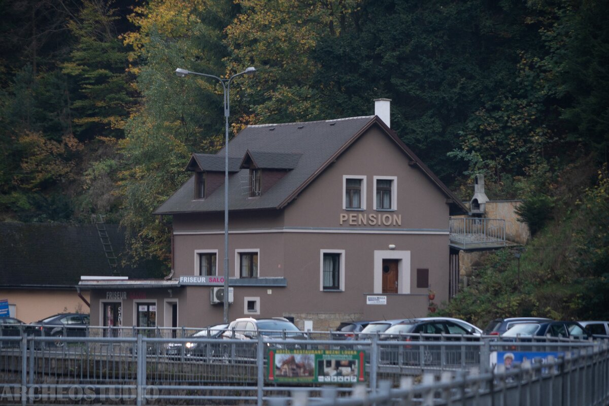 Жили здесь. На 9 человек.