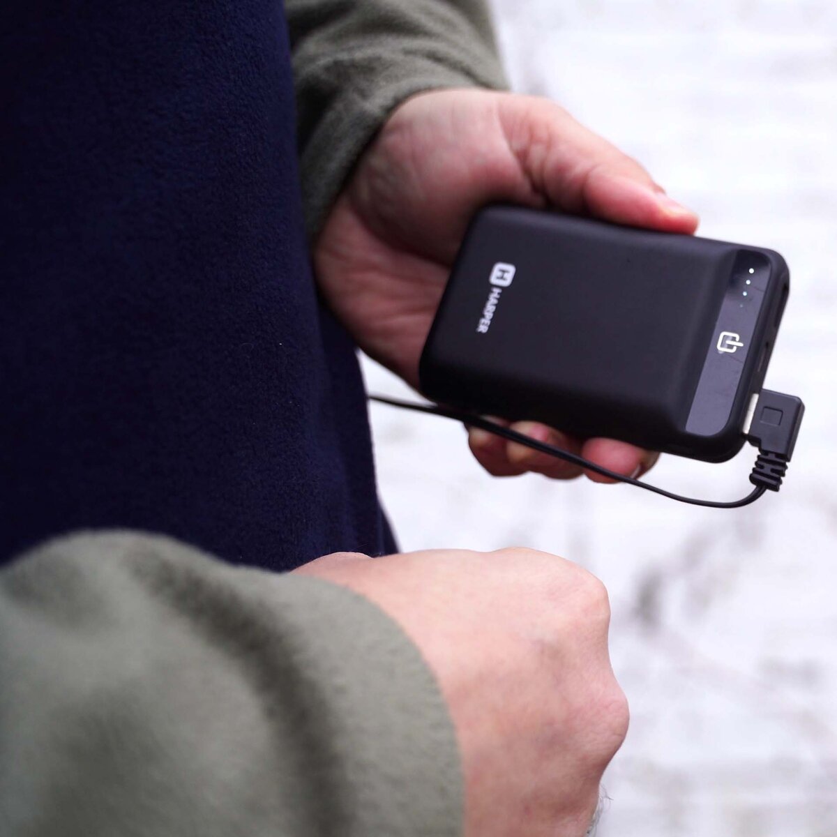 Пауэрбанк на 12000 хватает на несколько дней аккуратного использования