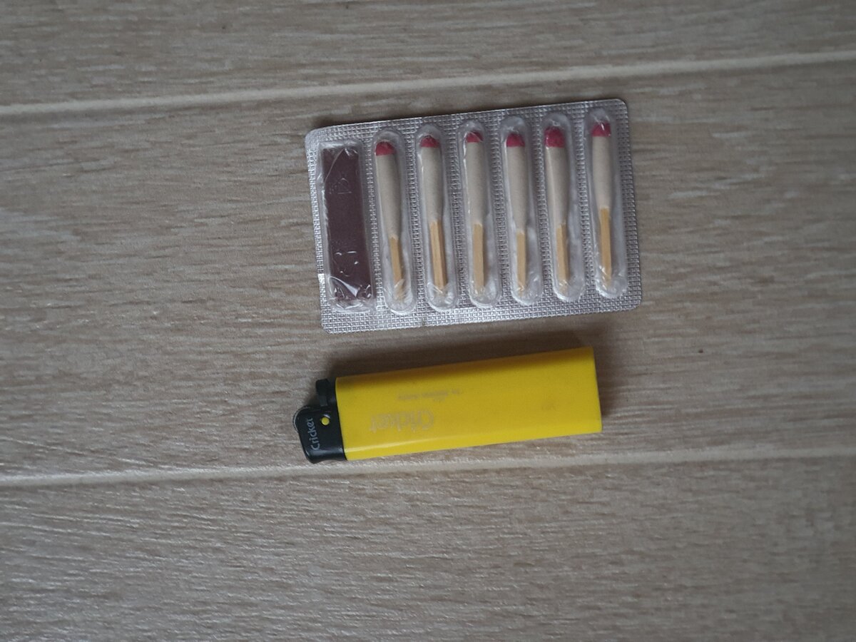 Зажигалка и спички охотника 