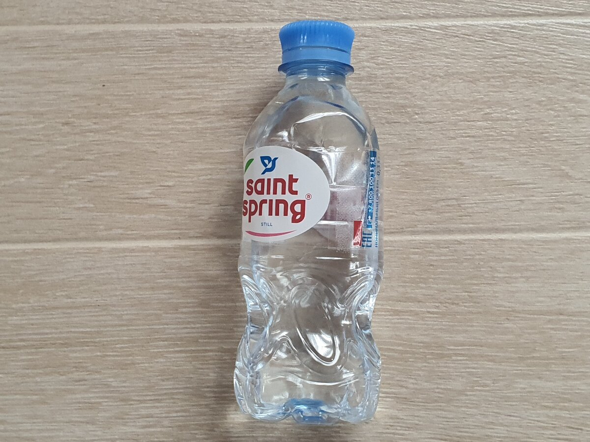 Вода в пластиковой бутылке