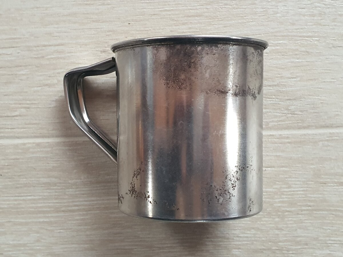 Простая жестяная кружка