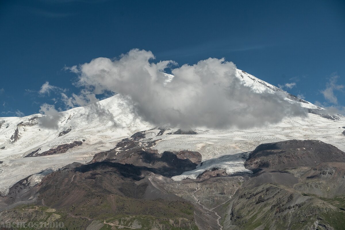 Эльбрус прячется за облачком, вид с Чегета