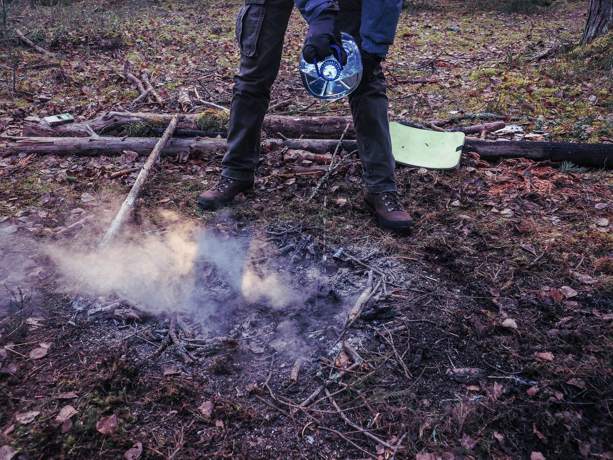 Обязательно залейте кострище!