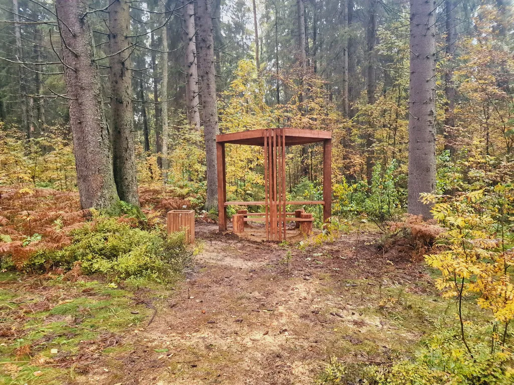 Беседка у высокого холма