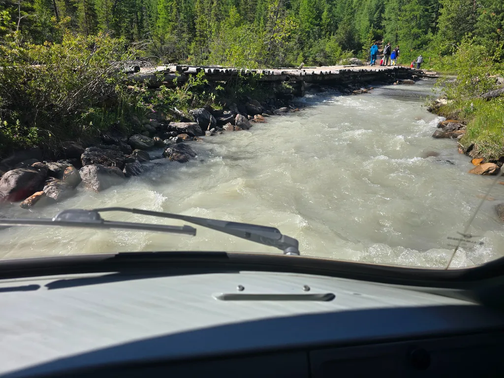 Переправа через реку Актру. Вода по стекла буханке на больших колесах