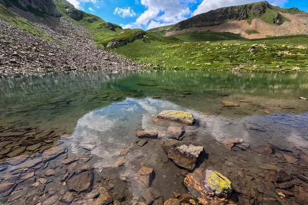 Безопасно ли пить прямо из ручья?