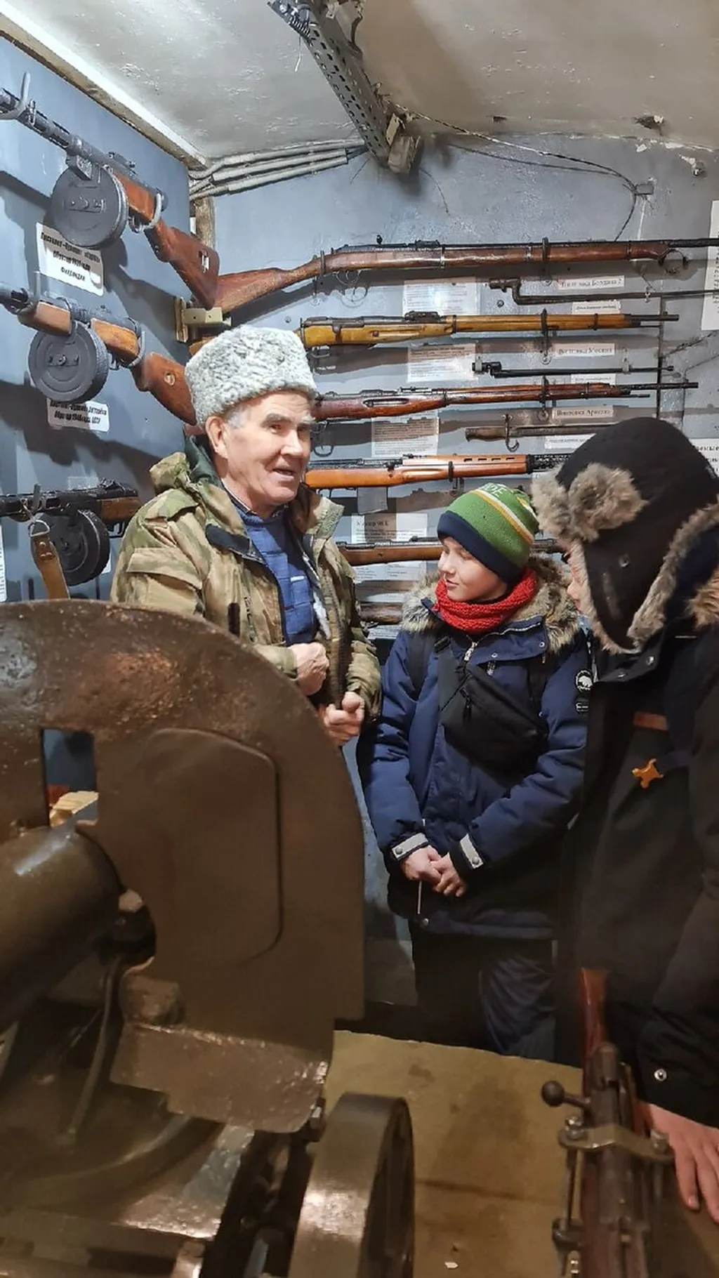 Александр Иванович Сенотрусов и младшие ученики клуба. 