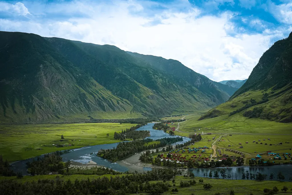Скопление баз (шесть штук) на повороте реки Чулышман. Фото О. Яблоковой